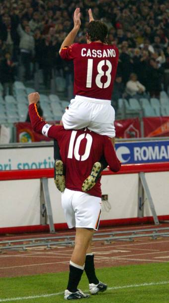 Dal 2001 lo troviamo alla Roma dovre rimarr fino al 2006 formando una coppia affiatata con Francesco Totti. (Ansa)